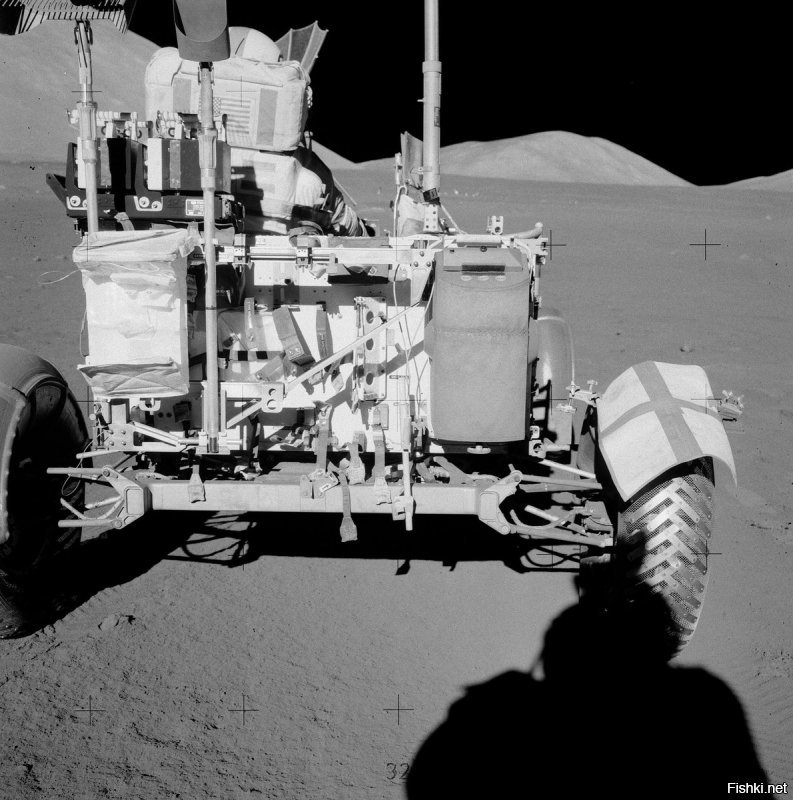 На Луне один раз при развёртывании был повреждён и отломан один из элементов колеса лунного автомобиля, без него захваченный колесом лунный грунт подбрасывался вверх и засыпал оборудование и астронавтов пылью, что не способствовало улучшениям условий труда. Но, не растерявшись астронавты при помощи скотча и куска обшивки создали кустарное крыло. С тех пор в НАСА был разработан специальный скотч которым крепят некоторые конструкции, он хорошо держится за различные поверхности, мало весит , выдерживает различные деформации и благодаря эластичности и памяти формы - всегда стягивает скреплённые детали в изначальному положению. В отличии от привычных жёстких механических фиксаторов.