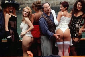 Тоже, кстати, знаменитый режиссёр !