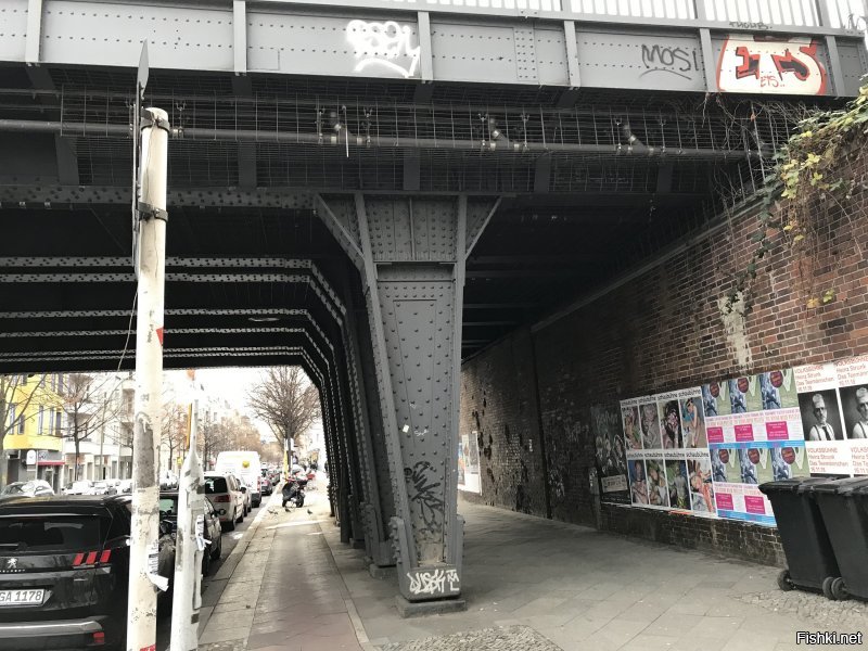 Отголосок войны- следы снаряда и взрыва. Сфотографировал в Берлине пару дней назад.