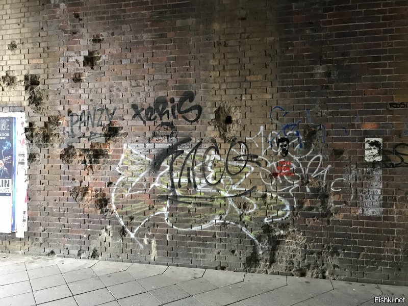 Отголосок войны- следы снаряда и взрыва. Сфотографировал в Берлине пару дней назад.