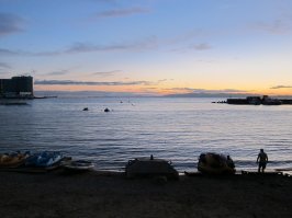 Кто там не был,у того и представление о ДВ из анекдотов и телевизора.
Летаю по работе каждый год. Я просто влюбился в ДВ, а именно в Находку и Владивосток. Там отличный отдых с песочными пляжами и чистейшей водой Японского моря-Тихого океана. А билет в сезон июль -сентябрь у Аэрофлота стоит 30 тыс.руб туда-обратно. Погуглите. Наш Юг просто отдыхает в сторонке в сравнении с ДВ по качеству пляжей,воды,еды и цен. На фото Находка и Владивосток.