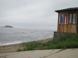 Кто там не был,у того и представление о ДВ из анекдотов и телевизора.
Летаю по работе каждый год. Я просто влюбился в ДВ, а именно в Находку и Владивосток. Там отличный отдых с песочными пляжами и чистейшей водой Японского моря-Тихого океана. А билет в сезон июль -сентябрь у Аэрофлота стоит 30 тыс.руб туда-обратно. Погуглите. Наш Юг просто отдыхает в сторонке в сравнении с ДВ по качеству пляжей,воды,еды и цен. На фото Находка и Владивосток.