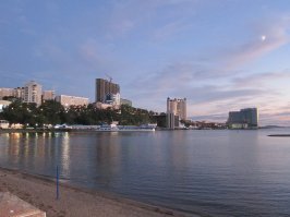 Кто там не был,у того и представление о ДВ из анекдотов и телевизора.
Летаю по работе каждый год. Я просто влюбился в ДВ, а именно в Находку и Владивосток. Там отличный отдых с песочными пляжами и чистейшей водой Японского моря-Тихого океана. А билет в сезон июль -сентябрь у Аэрофлота стоит 30 тыс.руб туда-обратно. Погуглите. Наш Юг просто отдыхает в сторонке в сравнении с ДВ по качеству пляжей,воды,еды и цен. На фото Находка и Владивосток.