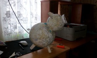 А я в садик ребенку поделки делаю. Свинью из папье-маше раскрасить осталось.