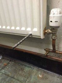 этот шедевр напомнил мне рассказ моего хорошего товарища. он после работы делал "шабашки" по части электрики. взялся за одну,  где нужно было полностью заменить проводку  в связи с разделом жилья в семейном общежитии. гавно вопрос - к делу. разметил проходы через стены в соседние комнаты, перфоратор с 50 см сверлом и вперед. первый проход оказался удачным - пара минут и сверло в другой комнате. перешел к второй - минуа, две, три- нет сверла с другой стороны  и всё. заряжает подлинней - 70см, вперед. опа, вроде бы прошло, заходит в другую комнату - сверла нет. сверлит дальше, но сверло вращается всё тяжелее и тяжелее и  вконец стало - ни туда ни сюда. начали разбираться и оказалось, что он про.е.бал с разметкой, просверлил несущую стенку в два кирпича, вдобавок в соседскую квартиру, просверлил шифоньер с одеждой и на сверло намотал платья, блузки и пальто.
шабашка удалась.