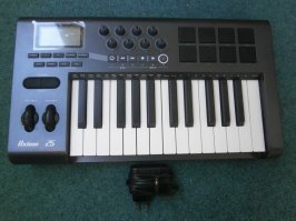 Дней через 25 мы все будем дружно ругать "Голубой огонек" за то, что там не было новых лиц. Но допускать туда "говорунов" не позволим. Современная музыка деградирует. Всё хорошее было написано в 70-80 годы. Эту старую музыку поют на Западе, такую же старую музыку поют и у нас. Всё, что написано с конца 90-х и до сих пор, уже гораздо хуже. У рэперов же нет музыки. Там только ритм. Надо бы постебаться и попросить переложить их "произведения" на ноты. Для музыки нужно иметь голос, надо владеть музыкальными инструментами, знать ноты, наконец. Что такое нынешний рэп? Безголосый мальчик, не имеющий жизненного опыта, не владеющий никакими музыкальными инструментами, "поет" про то, что он хочет иметь: девок. бабло, наркоту. И это подается как искусство. Что нужно для рэпа? Покупаем за 40 евро какой-нибудь Axiom 25 и всё - ты уже, типа, репер. Кто пойдет в рэп? Тот, кто не умеет петь, но хочет хорошо жить. Но в России это не тот случай. В России есть традиция хороших стихов: Пушкин, Маяковский, даже Маршак. "Стихи" реперов всегда будут ниже классиков...