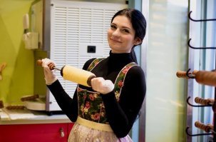 странно ,а тут девушка разве не делает чешское Трдельник ?