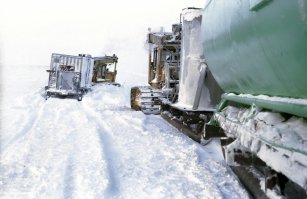 Работаю вахтой на севере больше 15 лет
все бухатели очень быстро увольняются - утром медик и беспощадный отсев с работы и еще, на работе все загружены так, что вечером только помыться и свалиться.
Так что чупакабра не в теме