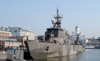 извиняюсь, "трудности перевода" : будущий контр-адмирал Джордж Стивен Моррисон служил в команде минного заградителя ВМС США Усс Прюитт