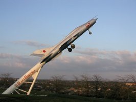 А могли бы поставить самолет на пьедестал....
простенький.....
совсем недорого......