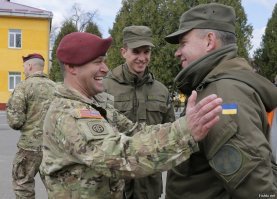 "а американцев не видел..." Ну тогда протри зеньки.
Фото?  Первое фото - типичный хохол, на втором фото аналогично, 3-е - тоже черножопый хохол, но уже в американкой форме, белые американцы тоже попадаются. 
Ну а если что, то сходи в Киеве к зданию СБУ (ул. Владимирская, 35), где отрыто висит американский флаг и целый этаж занимают кадровые сотрудники ЦРУ.

Что ж тогда из Сирии все бармалеи сдристнули и почти вся территория под контролем правительственных сил, если наши там обгадились? Э?

"Фото бурятов, чеченцев, казаков (донских, кубанских и тд) есть много"
У нас многонациональная страна и желающих защищать ДНР и ЛНР от фашиствующих хохлов просто море.