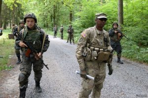 "а американцев не видел..." Ну тогда протри зеньки.
Фото?  Первое фото - типичный хохол, на втором фото аналогично, 3-е - тоже черножопый хохол, но уже в американкой форме, белые американцы тоже попадаются. 
Ну а если что, то сходи в Киеве к зданию СБУ (ул. Владимирская, 35), где отрыто висит американский флаг и целый этаж занимают кадровые сотрудники ЦРУ.

Что ж тогда из Сирии все бармалеи сдристнули и почти вся территория под контролем правительственных сил, если наши там обгадились? Э?

"Фото бурятов, чеченцев, казаков (донских, кубанских и тд) есть много"
У нас многонациональная страна и желающих защищать ДНР и ЛНР от фашиствующих хохлов просто море.