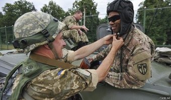 "а американцев не видел..." Ну тогда протри зеньки.
Фото?  Первое фото - типичный хохол, на втором фото аналогично, 3-е - тоже черножопый хохол, но уже в американкой форме, белые американцы тоже попадаются. 
Ну а если что, то сходи в Киеве к зданию СБУ (ул. Владимирская, 35), где отрыто висит американский флаг и целый этаж занимают кадровые сотрудники ЦРУ.

Что ж тогда из Сирии все бармалеи сдристнули и почти вся территория под контролем правительственных сил, если наши там обгадились? Э?

"Фото бурятов, чеченцев, казаков (донских, кубанских и тд) есть много"
У нас многонациональная страна и желающих защищать ДНР и ЛНР от фашиствующих хохлов просто море.