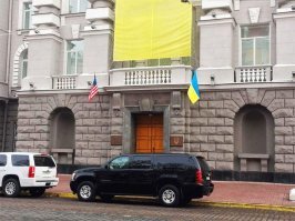 "а американцев не видел..." Ну тогда протри зеньки.
Фото?  Первое фото - типичный хохол, на втором фото аналогично, 3-е - тоже черножопый хохол, но уже в американкой форме, белые американцы тоже попадаются. 
Ну а если что, то сходи в Киеве к зданию СБУ (ул. Владимирская, 35), где отрыто висит американский флаг и целый этаж занимают кадровые сотрудники ЦРУ.

Что ж тогда из Сирии все бармалеи сдристнули и почти вся территория под контролем правительственных сил, если наши там обгадились? Э?

"Фото бурятов, чеченцев, казаков (донских, кубанских и тд) есть много"
У нас многонациональная страна и желающих защищать ДНР и ЛНР от фашиствующих хохлов просто море.