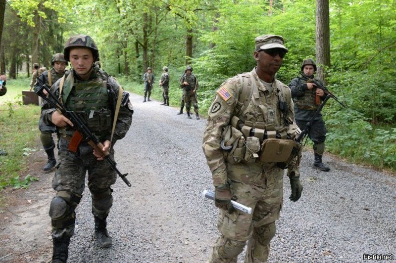 "а американцев не видел..." Ну тогда протри зеньки.
Фото?  Первое фото - типичный хохол, на втором фото аналогично, 3-е - тоже черножопый хохол, но уже в американкой форме, белые американцы тоже попадаются. 
Ну а если что, то сходи в Киеве к зданию СБУ (ул. Владимирская, 35), где отрыто висит американский флаг и целый этаж занимают кадровые сотрудники ЦРУ.

Что ж тогда из Сирии все бармалеи сдристнули и почти вся территория под контролем правительственных сил, если наши там обгадились? Э?

"Фото бурятов, чеченцев, казаков (донских, кубанских и тд) есть много"
У нас многонациональная страна и желающих защищать ДНР и ЛНР от фашиствующих хохлов просто море.