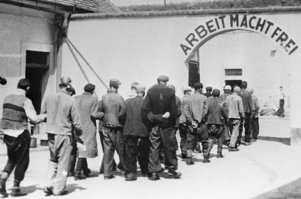 В  поисках русского  мирѣа. Для канала «царьград»  такие сказки сгодились бы. Русины самим того не зная вдруг оказались  русскими. С таким  же успехом можно найти русские корни у любых народностей живших в глухих уголках рядом с границей РИ. Автор постит фотографии, не имеющие отношения к тексту. Нацисты тоже сгоняли русинов-«малороссов»  в концлагеря?