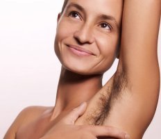 А что у неё "там" и подмышками?Тоже не стрижёт?