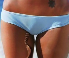 А что у неё "там" и подмышками?Тоже не стрижёт?