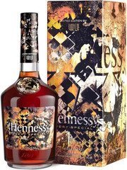 Хеннесси V.S. не может стоить $3000,шампанское Dom Perignon за $2500 и водка Ciroc по $2000 за бутылку. 
"Hennessy" V.S., Limited Edition by Vhils-3150 рублей,
Dom Perignon отродясь дороже 17000 рублей не встречал,ну а французская виноградная водка "Cirok" к элитным не относится и стоит максимум 3500 рублей.Единственное если бутылки изготовлены из драгметаллов с инкрустацией стразами "Сваровски".Но это уже дурость,поить проституток эксклюзивом.