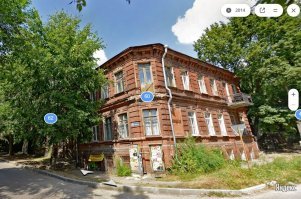 У нас в Воронеже подобные случаи уже не раз случались:
Вот на этом доме ( пересечение Коммунаров и М. Горького) вышел мужик на балкон покурить и ...
нет теперь балкона (вместе с тем мужиком).