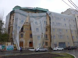 А дом в посте это На 9 Января - 130.
Только утром там проходил и еще подивился таким подвязкам.
Ещё у нас на пл.Ленина - 6 дом так и называется: 
    " ... в 1996 году произошел случай, который обеспечил зданию репутацию «дома-убийцы». Обрушившийся кусок карниза убил проходившего пожилого мужчину, а школьница осталась инвалидом – девочке оторвало ступню. После этого с фасада дома сбили все декоративные элементы и демонтировали часть балконов, а само здание обнесли забором..."
Сейчас этот дом сносят.