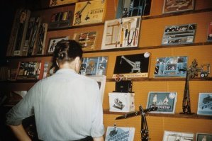 Вот ведь гримасы современного капитализма: такие конструкторы сейчас дефицит. Попадается что-то подобное, но не в таком богатом ассортименте. В основном китайское говно везде.