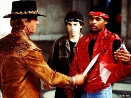 Напомнило сцену из "Данди"
Разве это пистолет, вот это- ПИСТОЛЕТ! И достаешь, ВОТ ЭТО ВОТ из авоськи, хулиганы разбегаются в разные стороны.
На самом деле, если пойти с таким пистиком по улице, тебя обходить будут за 3 квартала, причем не только хулиганы.