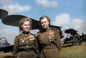 А это наши милые летчицы Руфина Гашева и Наталья Меклин у самолетов По-2