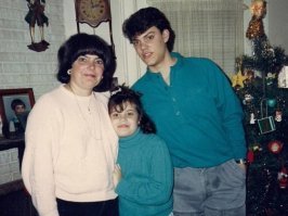 Ооо,а это похоже дальний родственник Юрки Шкурина с моего двора)))Тот тоже вечно ходил с пятнами на штанах как додик,потому что наш сосед с него прикололся и сказал что настоящий мужик после того как поссыт  никогда не стряхивает!!!Щя уже взрослый,я его лет 20 не видал!А может на фотке он и есть))