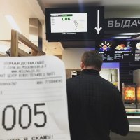 А что тут такого, вполне нормально что нестандартный заказ собирается дольше чем популярный. Закажите какой-нить мутный крабсбургер, который никто не заказывает, вам его будут делать дольше всех, и пофиг на номера.