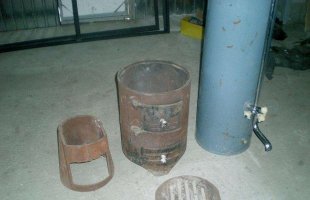 Вот смесители СССРовее не бывает. У самого такой стоял. Причем перепутать там в принципе не возможно из-за конструкции смесителя.