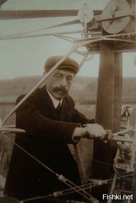 Поль Корню (фр. Paul Cornu; 15 июня 1881 года, Гло-ля-Феррьер 6 июня 1944 года, Лизьё) французский механик-изобретатель и авиатор; пионер вертолетостроения; первый в мире человек, поднявшийся в воздух на вертолёте (13 ноября 1907).