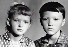 Надеялась, что уже не увижу тут одно фото... Напрасно надеялась. 
А вот на фото Быкова в детстве - его сын Александр. Тут он - с сестрой Марьяной: