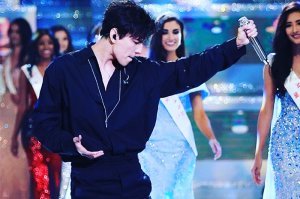 И выгуливались они по сцене в Китае под песню на казахском языке от казахского певца