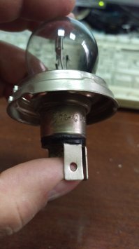 На моём ВАЗе умерла лампочка в фаре ближнего света...