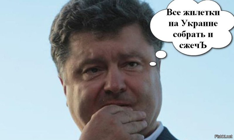Макрон объявил во Франции чрезвычайное положение