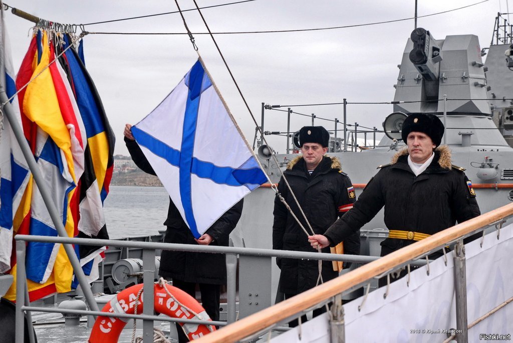 Подъем военно морского флага. Подъем Андреевского флага Севастополь. Поднятие Андреевского флага. Поднятие флага на корабле. Андреевский флаг на корабле.