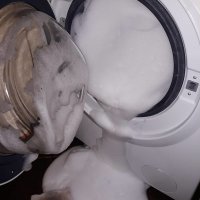 У меня тоже так было.Даже круче.Оказалось нефиг сыпать порошок для ручной стирки в машинку.