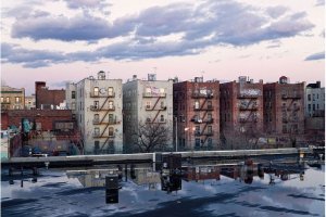 полгода в командировке, в Нью-Йорке, в таком доме снимал квартиру. что за идиот так решил поставить дома?