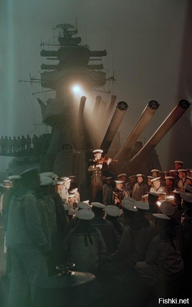 Советские моряки слушают скрипку в Тихом океане, 1955