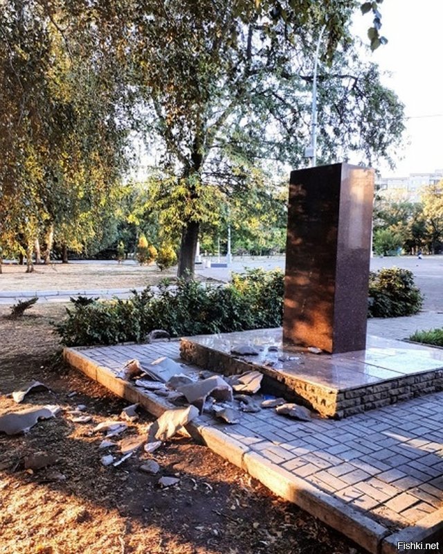 16 сентября 2018 года в г. Краматорске (Украина) двое пьяных местных жителей 28 и 29 лет разрушили памятник Леониду Быкову.