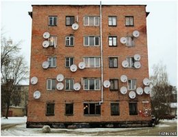 Этот тянет на отдельный пост Кирпич в тарелках или тарелки в кирпиче:)