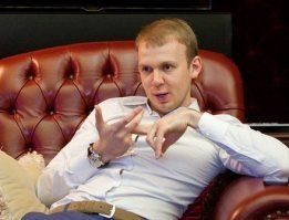 99% что это Курченко,кошелек семьи Януковича,он любитель такого,бежал вместе с ним.Типа самородок,как только Янукович пришел к власти в 27 лет резко стал миллиардером.Работал почтальоном в газовой компании,скопил денег и сразу захватил весь рынок газа\нефти Украины:)Это его версия:)