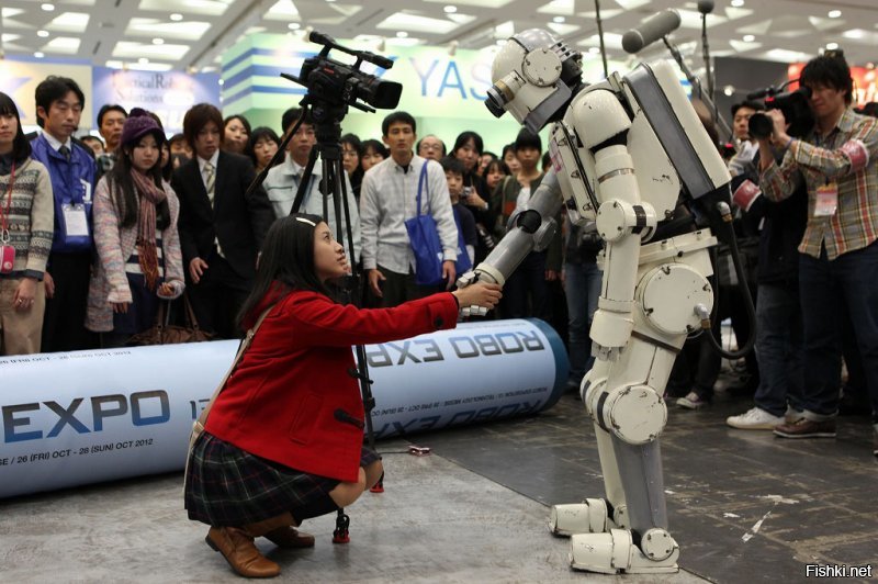 Забавно. Есть такой японский фильм "Робот Джи". По сюжету, группа инженеров-самоучек перед самой выставкой случайно сломали своего чело-робота, второго нет, а починить этого нет времени. Тогда они нашли старого деда, которого засунули в корпус робота.