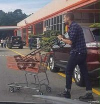 купил новую, собирается погрузить на сидение автомобиля.