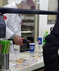 другие стаканы кончились, наливают во что есть. ни одному клиенту в голову не придет жаловаться..