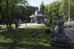 А у нас есть вот такой инопланетный корабль с инопланетянами!