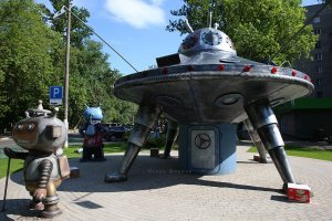 А у нас есть вот такой инопланетный корабль с инопланетянами!