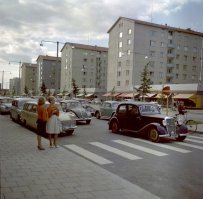1 фото-Париж 1937год  2 фото - Мадрид, конец 50-х, 3 фото Тампере 1962г, и последнее  -Франкуфурт конец 50-х.

Внимание вопрос, кто же все-таки пользовался чьим опытом, если первые 16 4-х этажных дома в СССР появились в период с 1956 по 1858й год?
