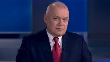 Вообще-то чувака зовут Дмитрий. Он думает, что в очках и с бородой его никто не узнает, но нас не проведёшь!
